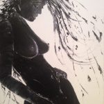 femme accoudée contre un mur